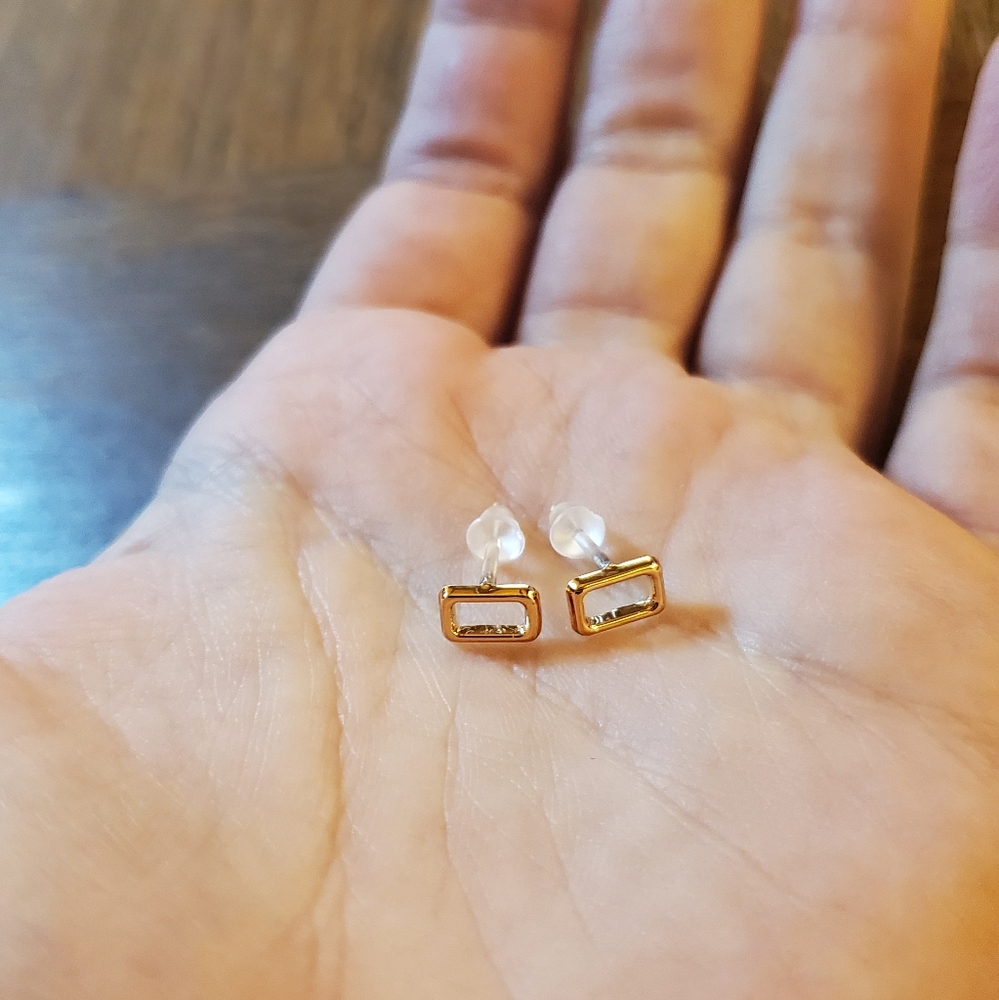 Nwot Tiny Gold Rectangle Stud Earrings - image 7